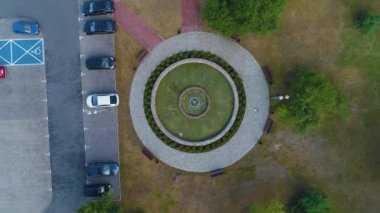 Şehir merkezindeki Otwock Centrum Fontanna Havacılık Polonya. Yüksek kalite 4k görüntü