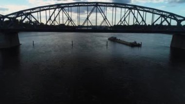 Peyzaj Pilsudski Köprüsü Vistula Torun Wisla Havacılık Manzarası Polonya. Yüksek kalite 4k görüntü