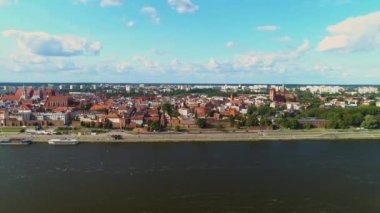 Vistula Nehri üzerindeki gezinti güvertesi Torun Promenada Wisla Hava Manzarası Polonya. Yüksek kalite 4k görüntü