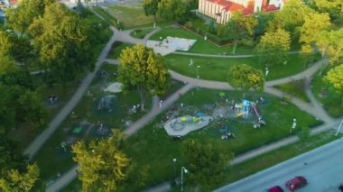 Oyun parkı Zelewskiego Rumia Plac Zabaw Günbatımı Hava Polonya. Yüksek kalite 4k görüntü