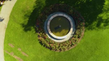 Fountain Wejherowo Muzeum Palac Park şehir merkezindeki hava manzaralı Polonya. Yüksek kalite 4k görüntü