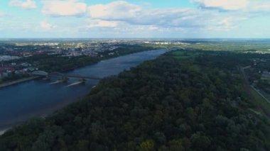 Vistula Nehri 'nin güzel Panorama' sı Torun Krajobraz Wisla Hava Manzarası Polonya. Yüksek kalite 4k görüntü