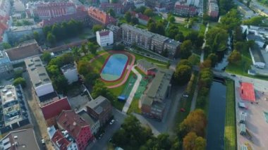 İlköğretim Okulu Futbol Sahası Gdansk Szkola Boisko Hava Görüntüsü Polonya. Yüksek kalite 4k görüntü