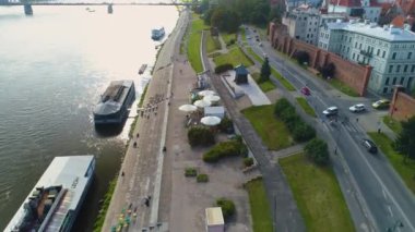 Vistula Nehri üzerindeki gezinti alanı Torun Promenada Wisla Bulwar Havacılık Görünümü Polonya. Yüksek kalite 4k görüntü