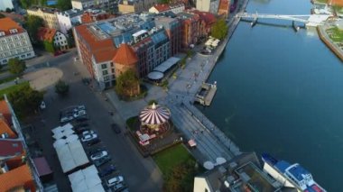 Atlıkarınca Motlawa Balık Pazarı Gdansk Karuzela Targ Rybny Hava Görünümü Polonya. Yüksek kalite 4k görüntü