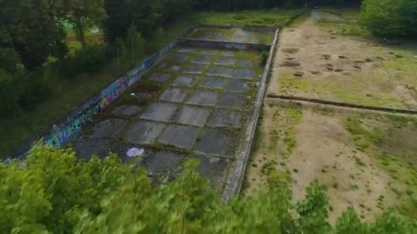Pool Ruins Wejherowo Ruiny Basenu Odkrytego Aerial View Polen Engelsk – stockvideo