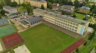 Koşu bandı Okulu Wejherowo Bieznia Szkola Podstawowa Hava Görüntüsü Polonya. Yüksek kalite 4k görüntü
