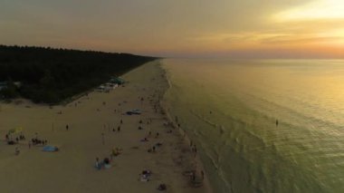 Güzel Sahil Günbatımı Katy Rybackie Plaza Zachod Slonca Hava Manzaralı Polonya. Yüksek kalite 4k görüntü
