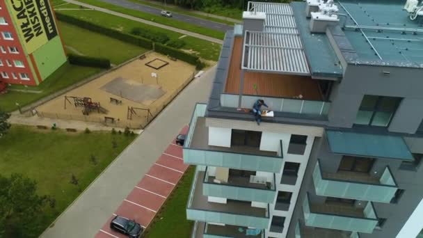 Uomo Sul Tetto Grattacielo Pila Dach Wiezowiec Vista Aerea Polonia — Video Stock