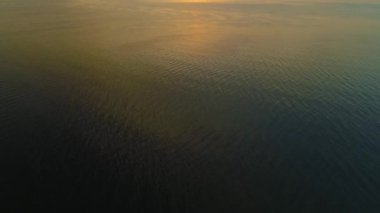 Güzel Sahil Günbatımı Katy Rybackie Plaza Zachod Slonca Hava Manzaralı Polonya. Yüksek kalite 4k görüntü