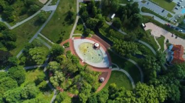 Central Park Parkı Çeşmesi Olsztyn Fontanna Uklad Sloneczny Havacılık Görünümü Polonya. Yüksek kalite 4k görüntü