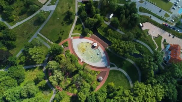 ダウンタウン中央公園噴水Olsztyn Fontanna Uklad Sloneczny空の景色ポーランド 高品質4K映像 — ストック動画