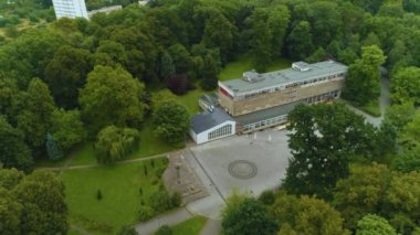 Park Tadeusza Kosciuszki Kütüphanesi Koszalin Biblioteka Hava Görüntüsü Polonya. Yüksek kalite 4k görüntü