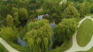 Pila Park 'taki oyun parkı Na Wyspie Korona Hava Manzarası Polonya. Yüksek kalite 4k görüntü