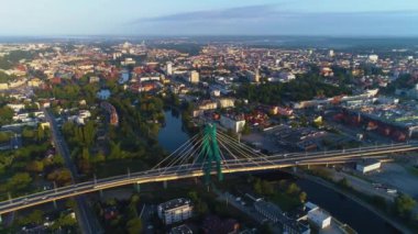 En Uniwersytecki Nehri Rzeka Brda Bydgoszcz Hava Görüntülü Polonya Köprüsü. Yüksek kalite 4k görüntü
