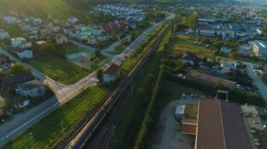 Panorama Tren Rayları Rumia Krajobraz Tory Kolejowe Pociag Hava Manzaralı Polonya 'yı izliyor. Yüksek kalite 4k görüntü