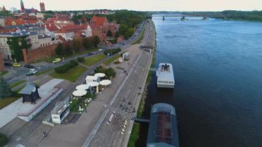 Vistula Nehri üzerindeki gezinti alanı Torun Promenada Wisla Bulwar Havacılık Görünümü Polonya. Yüksek kalite 4k görüntü