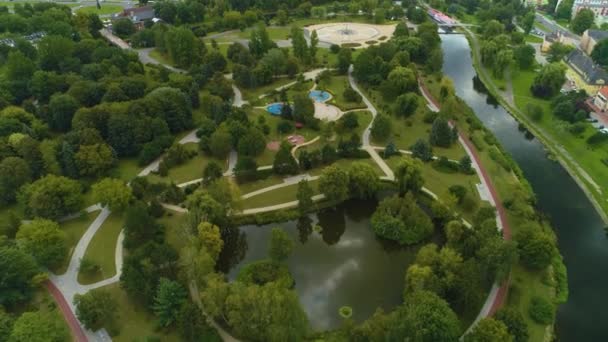 島の遊び場公園Pila Park Wyspie Korona空の景色ポーランド 高品質4K映像 — ストック動画
