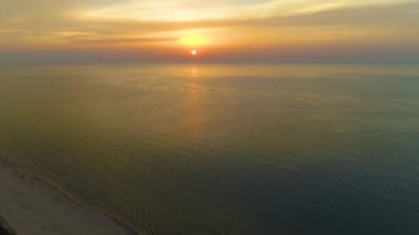 Güzel Sahil Günbatımı Katy Rybackie Plaza Zachod Slonca Hava Manzaralı Polonya. Yüksek kalite 4k görüntü