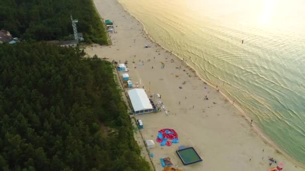 美しいビーチサンセットケイティRybackieプラザ空中ビューポーランド 高品質4K映像 — ストック動画