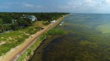 Jurata Körfezi üzerindeki gezinti güvertesi hava manzaralı Polonya. Yüksek kalite 4k görüntü