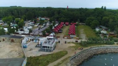 Hel Domki Körfezi kıyısındaki evler Nad Zatoka Havadan Görünümü Polonya. Yüksek kalite 4k görüntü