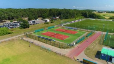 Tenis kortları Ustka Korty Tenisowe Hava Kuvvetleri Polonya. Yüksek kalite 4k görüntü