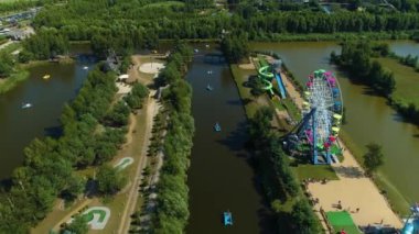 Leba Parkı 'ndaki lunapark Rozrywki Leba Parkı Havacılık Manzarası Polonya. Yüksek kalite 4k görüntü