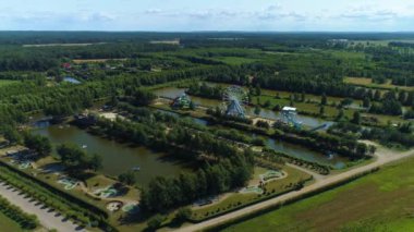 Leba Parkı 'ndaki lunapark Rozrywki Leba Parkı Havacılık Manzarası Polonya. Yüksek kalite 4k görüntü