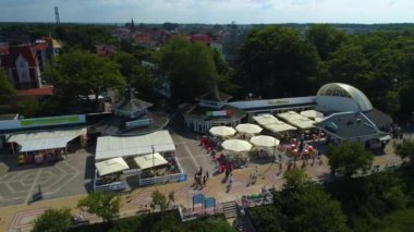Deniz kenarındaki gezinti güvertesi Ustka Promenada Nadmorska Hava Sahası Polonya. Yüksek kalite 4k görüntü