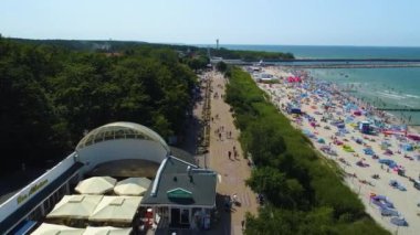 Deniz kenarındaki gezinti güvertesi Ustka Promenada Nadmorska Hava Sahası Polonya. Yüksek kalite 4k görüntü