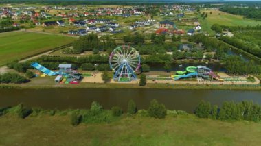 Leba Parkı 'ndaki lunapark Rozrywki Leba Parkı Havacılık Manzarası Polonya. Yüksek kalite 4k görüntü