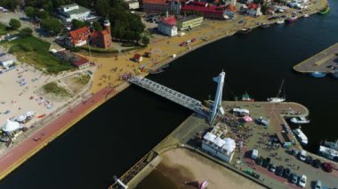 Ustka Ruchomy 'deki Liman Hareketli Köprüsü. Polonya' nın En Havadan Görünümü. Yüksek kalite 4k görüntü