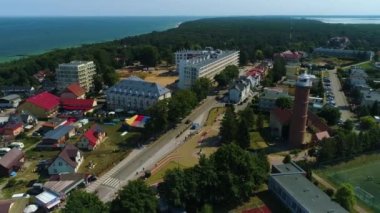 Jaroslawiec Centrum 'daki şehir merkezi deniz feneri Latarnia Morska hava manzaralı Polonya. Yüksek kalite 4k görüntü