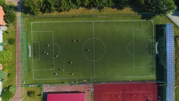 从上往下的足球场Jaroslawiec Orlik Aerial View Poland 高质量的4K镜头 — 图库视频影像