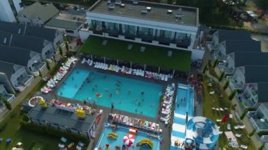 Yüzme Havuzu Tatil Parkı Mielno Basen Havacılık Polonya. Yüksek kalite 4k görüntü
