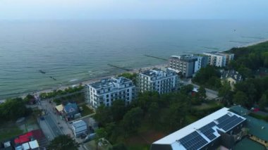 Güzel Plaj Apartmanları Mielno Plaza Hotel Havacılık Polonya. Yüksek kalite 4k görüntü