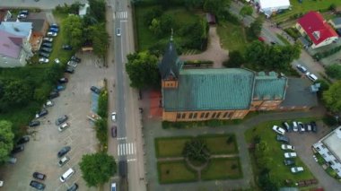 Şehir merkezindeki kilise Ustronie Morskie Kosciol Centrum Aerial View Poland. Yüksek kalite 4k görüntü