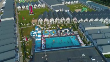Yüzme Havuzu Tatil Parkı Mielno Basen Havacılık Polonya. Yüksek kalite 4k görüntü