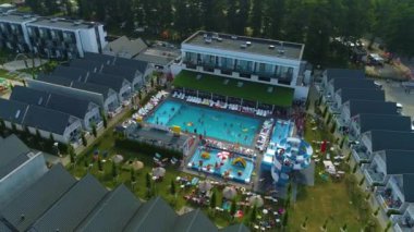 Yüzme Havuzu Tatil Parkı Mielno Basen Havacılık Polonya. Yüksek kalite 4k görüntü