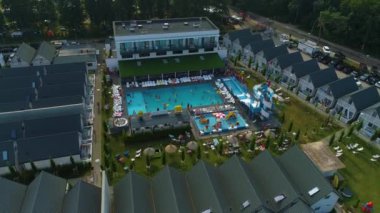 Yüzme Havuzu Tatil Parkı Mielno Basen Havacılık Polonya. Yüksek kalite 4k görüntü