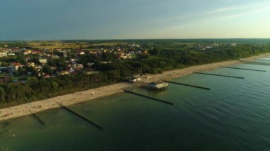 Pier Ustronie Morskie Molo Busola İçki Çubuğu Hava Görüntüsü Polonya. Yüksek kalite 4k görüntü