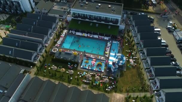 Pool Holiday Park Mielno Basen Aerial View Polen Engelsk Opptak – stockvideo