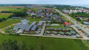 Güzel Peyzaj Apartmanları Sarbinowo Krajobraz Domki Hava Manzaralı Polonya. Yüksek kalite 4k görüntü