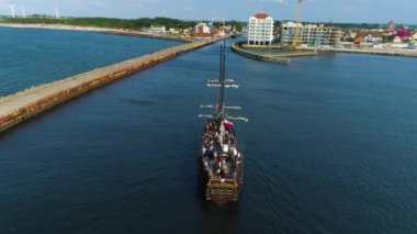 Darlowo Falochron Limanı 'ndaki Boat Breakwater Limanı Havadan Polonya. Yüksek kalite 4k görüntü