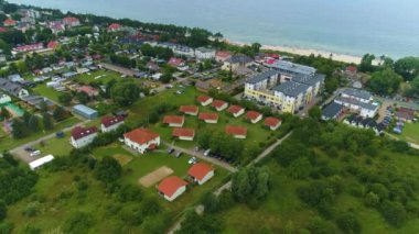 Güzel Peyzaj Apartmanları Sarbinowo Krajobraz Domki Hava Manzaralı Polonya. Yüksek kalite 4k görüntü