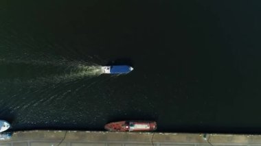 Boat Canal River Wieprza Darlowo Kanal Portowy Hava Görüntüsü Polonya. Yüksek kalite 4k görüntü