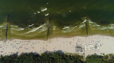 Baltık Denizi 'nin yukarısında Dzwirzyno Plaza Morze Baltyckie Hava Görüntüsü Polonya. Yüksek kalite 4k görüntü