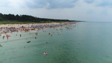 Dabki Plaza 'daki Baltık Denizi Plajı Morze Baltyckie Hava Görüntüsü Polonya. Yüksek kalite 4k görüntü