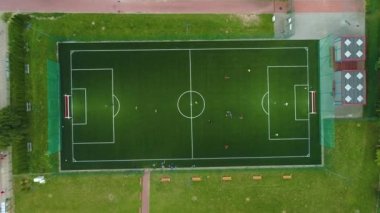 Top Down Spor Sahası Ustronisi Morskie Boisko Hava Görünümü Polonya. Yüksek kalite 4k görüntü